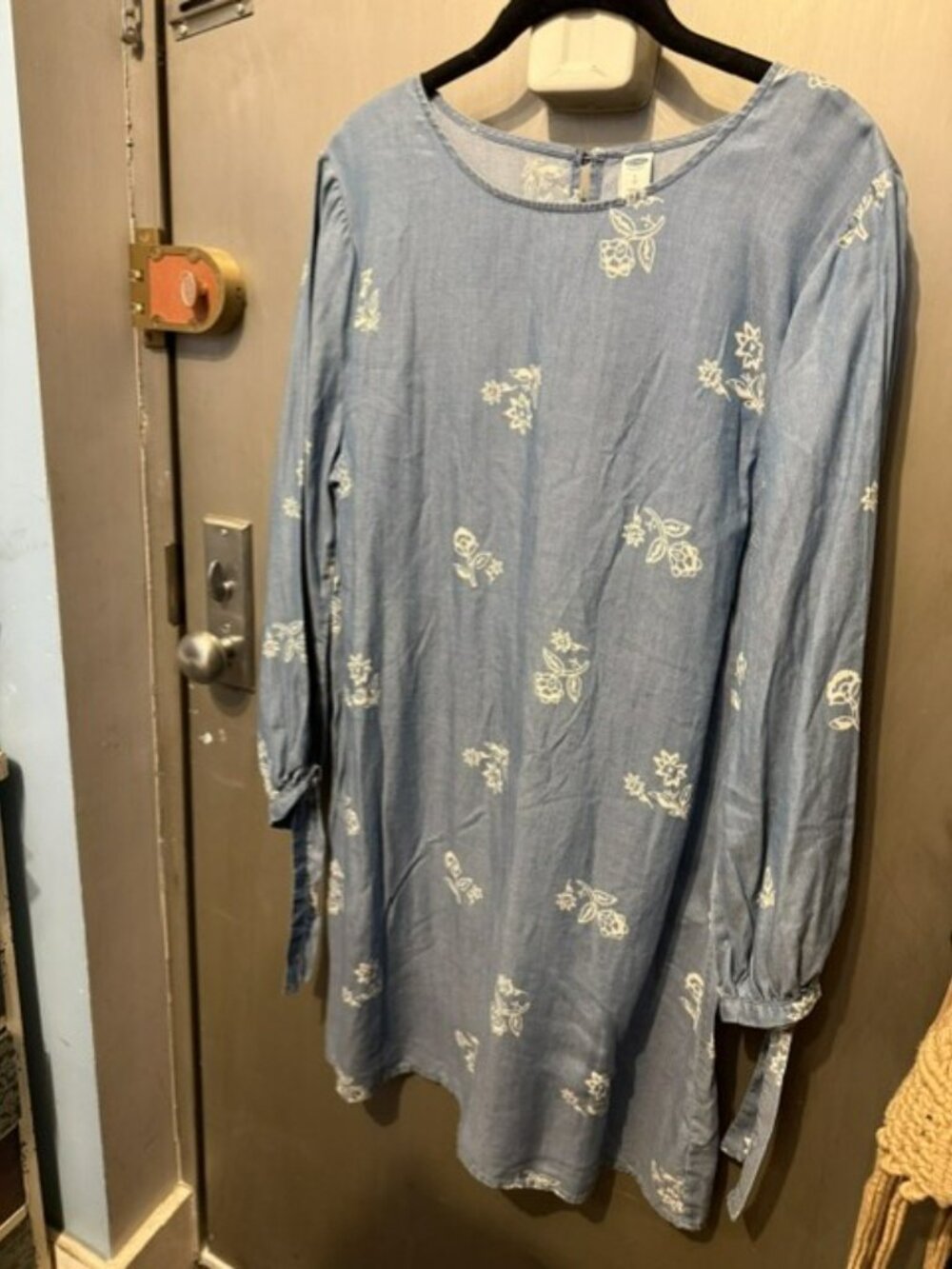 Blue chambray Old Navy white floral print shift mini dress and tie-detail sleeve - Picture 9 of 16